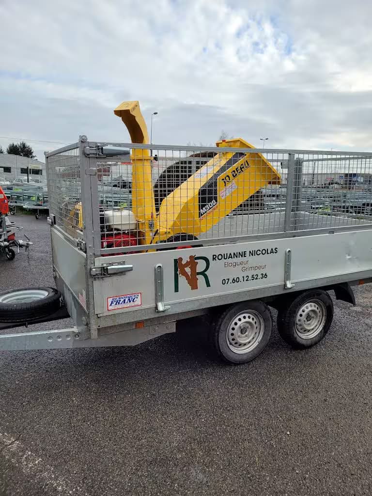 Remorque de l'entreprise avec une déchiqueteuse à son bord
